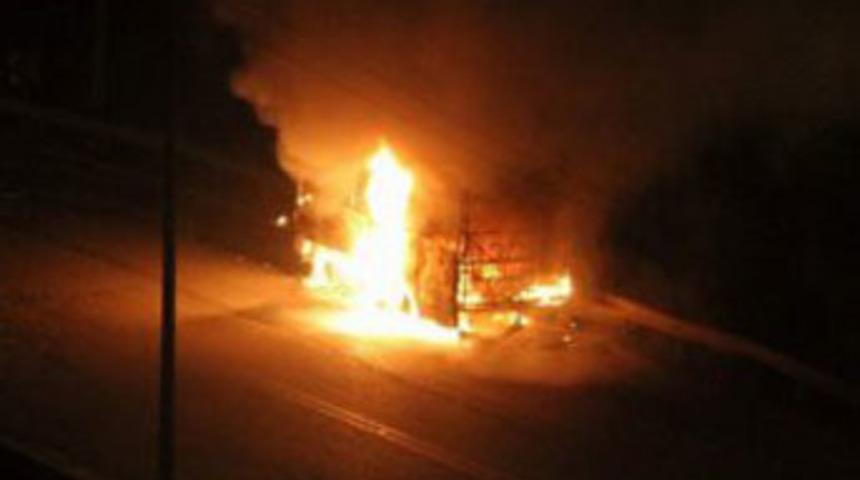 Diyarbakır'da servis aracı yakıldı