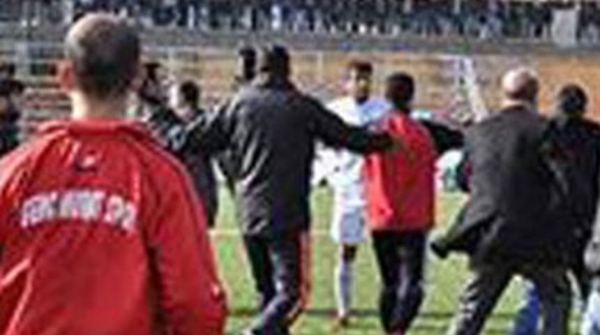 Amat&ouml;r Lig'de olay: 22 yaralı