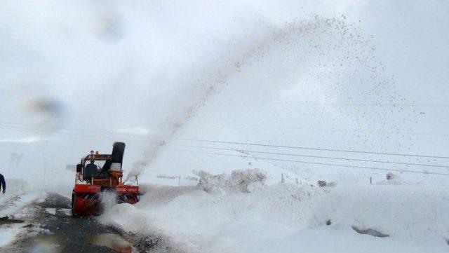 Bitlis’te Köy Yollarında Karla Mücadele Çalışmaları Devam Ediyor