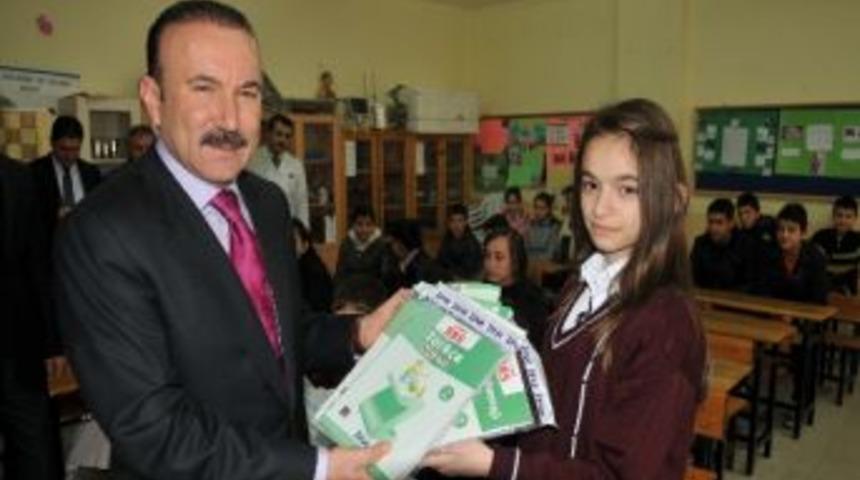 İzmit Belediyesi Sbs Hazırlık Kitabı Dağıtıyor