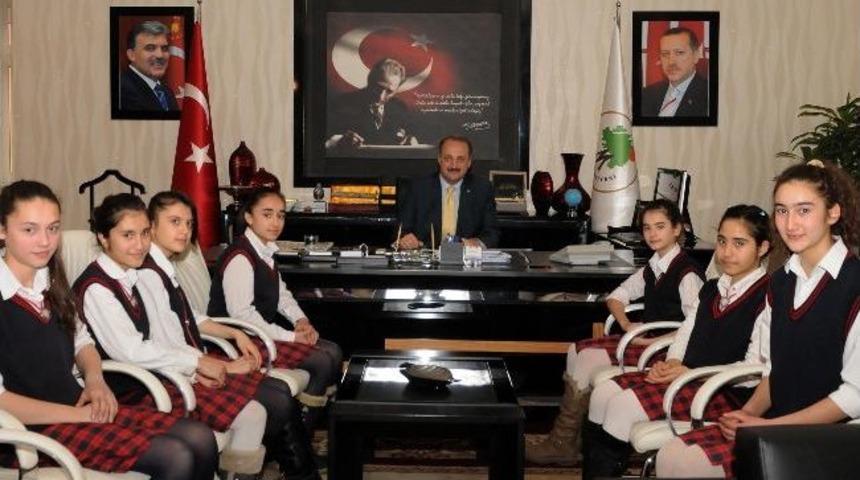 &Ouml;ğrencilerden Başkan Akg&uuml;l&rsquo;e 50 Yıllık Sorular