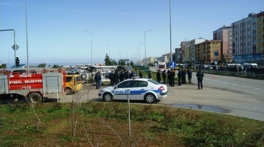 Ambulansla Cenaze Aracı &Ccedil;arpıştı: 4 Yaralı