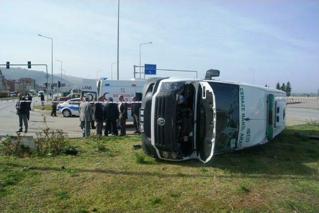 Ambulansla Cenaze Aracı Çarpıştı: 4 Yaralı