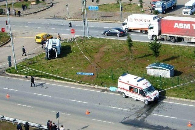 Ambulansla Cenaze Aracı Çarpıştı: 4 Yaralı