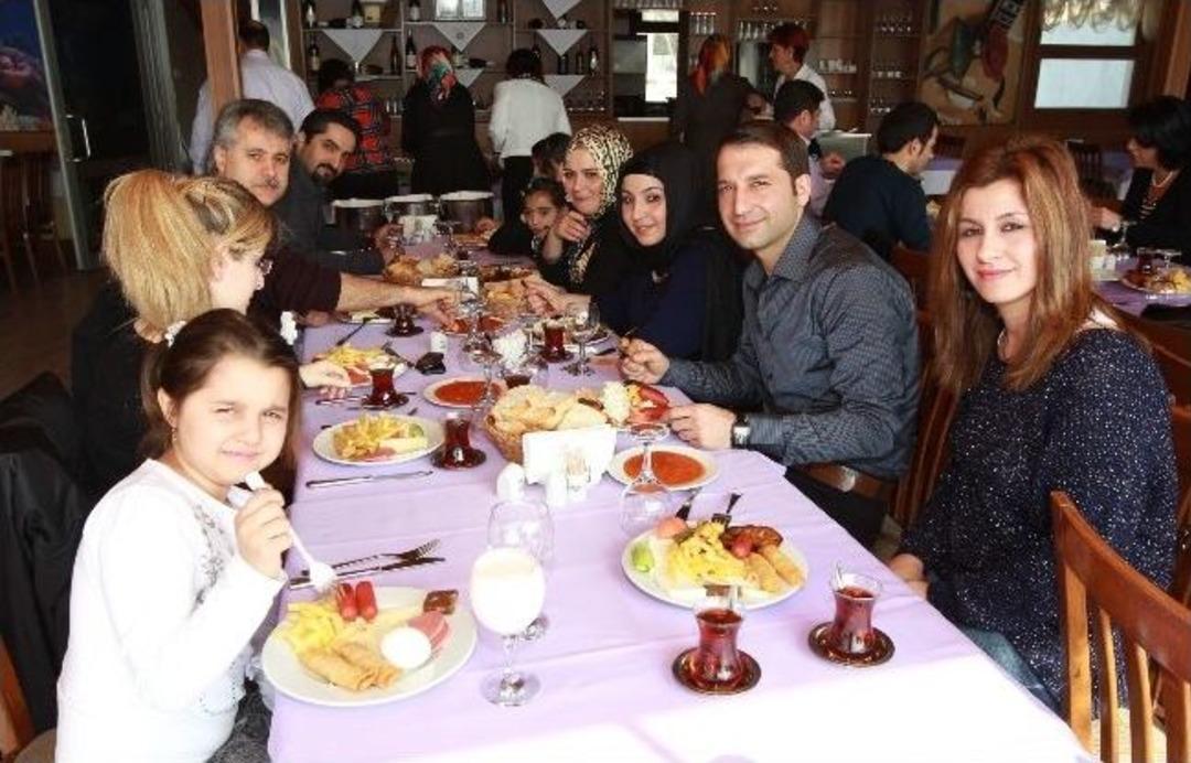 Gebze G&ouml;n&uuml;ll&uuml;leri Pazar Keyfinde Buluştu