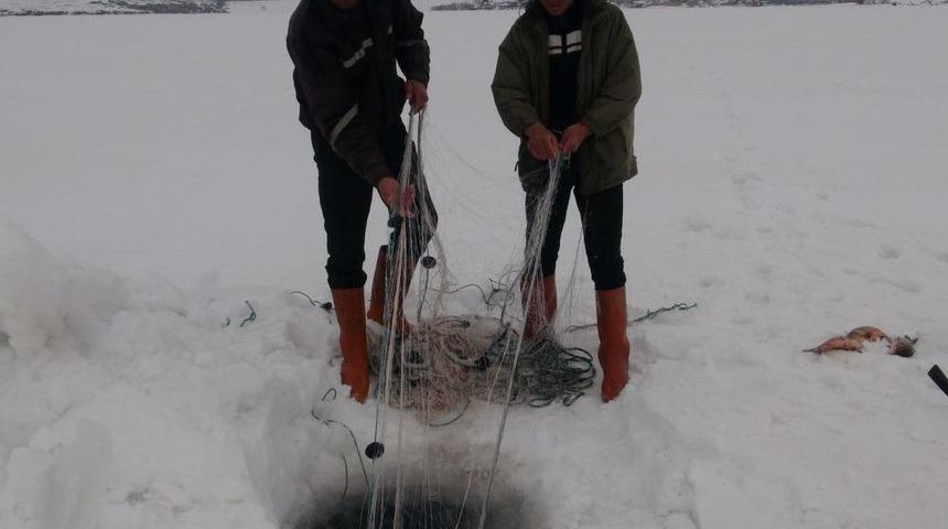 Eksi 15 Derecede &lsquo;Eskimo Usul&uuml;&rsquo; Balık Avı