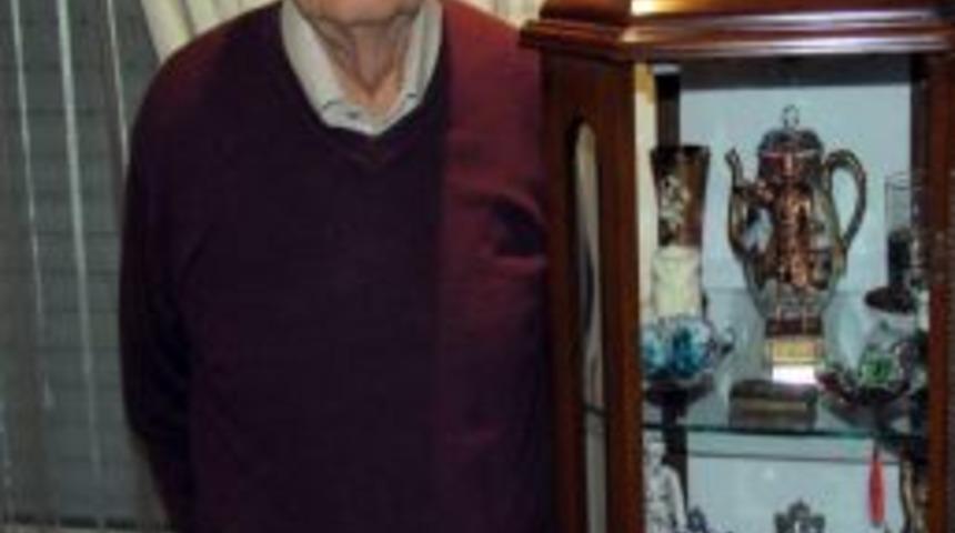 Trabzonlu Ş&uuml;kr&uuml; Saracoğlu, &Ouml;rt&uuml;l&uuml; &Ouml;denekten Fenerbah&ccedil;e&rsquo;ye 5 Bin Lira Yardım