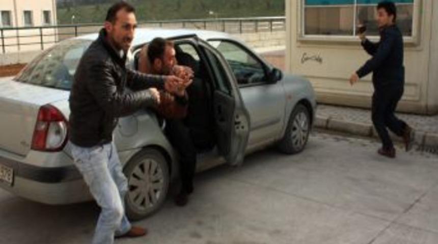 Esrar Satışı Yaptıkları Ileri S&uuml;r&uuml;len Aile Fertleri Gazetecilere Saldırdı