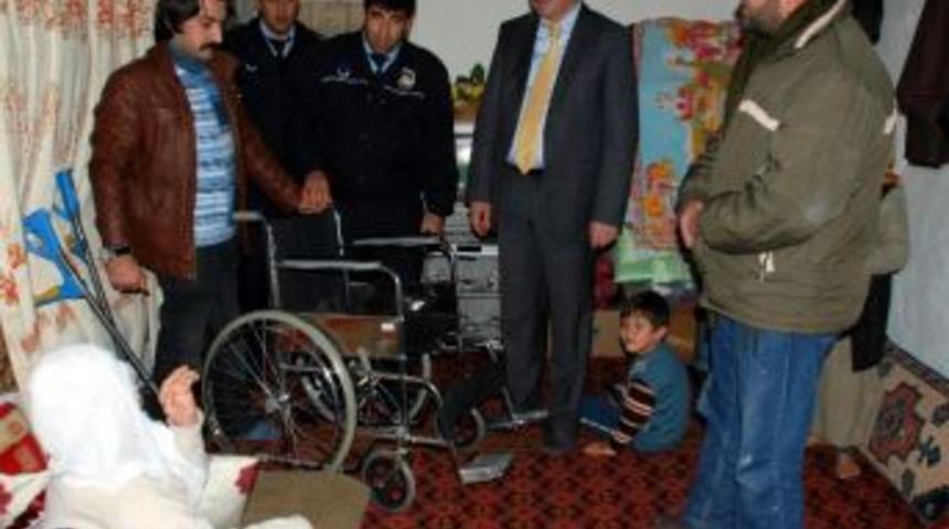 Engelli Vatandaşa Tekerlekli Sandalye Verildi