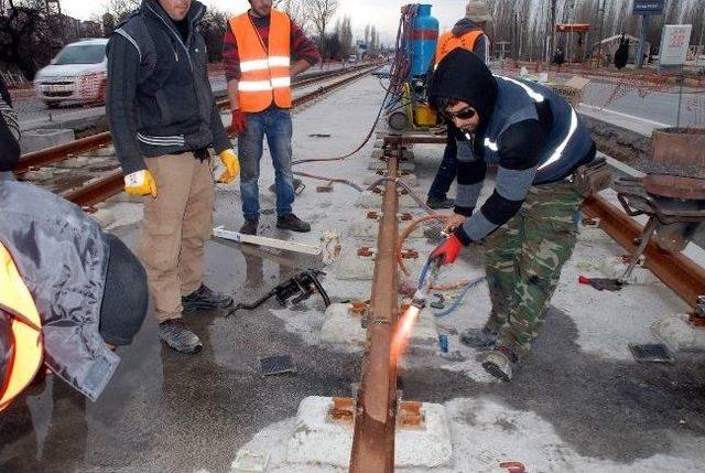 Beyazşehir-gesi Yolu'na Raylı Sistem Ayarı