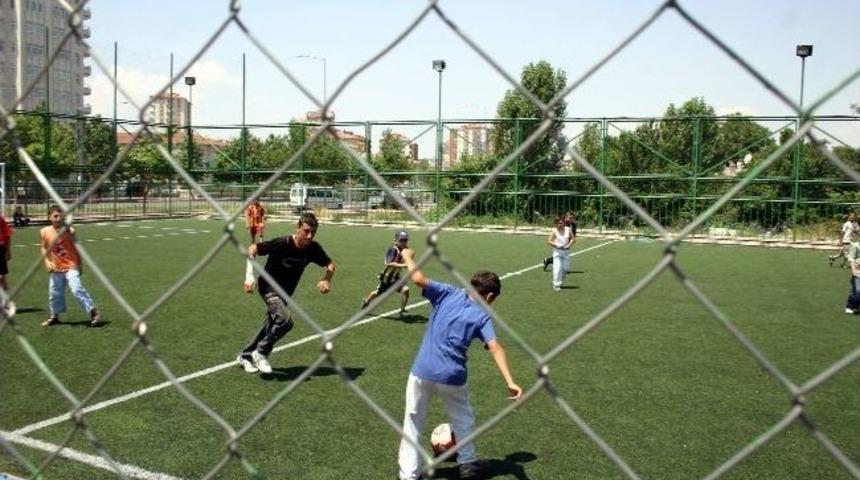 Melikgazi'den 5 Adet Sentetik &Ccedil;im Y&uuml;zeyli Futbol Sahası