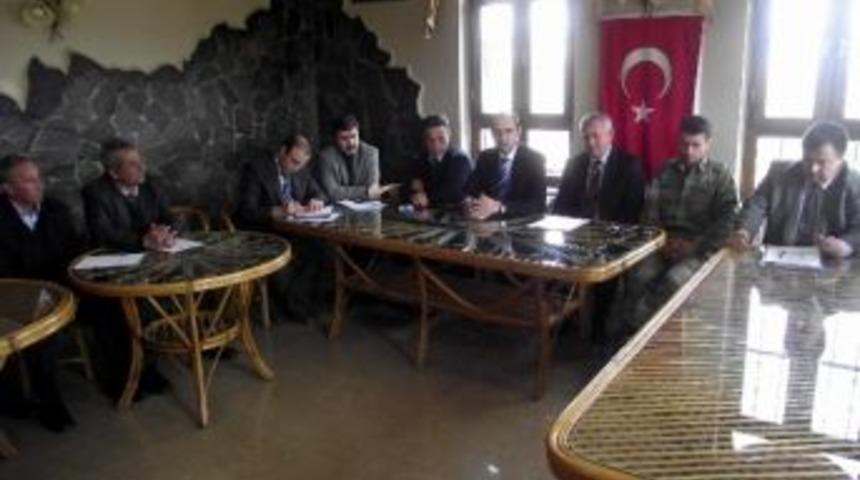 Gemerek Kaymakamlığınca D&uuml;zenlenen Toplantıda Muhtarlara Bilgi Verildi