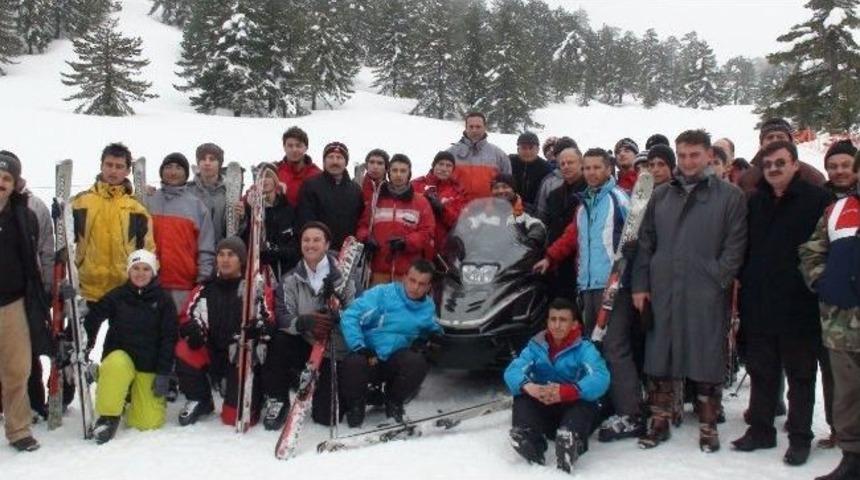 K&uuml;tahya Valisi &Ccedil;ift&ccedil;i, Murat Dağı'nda Yeni A&ccedil;ılan Kayak Merkezini İnceledi