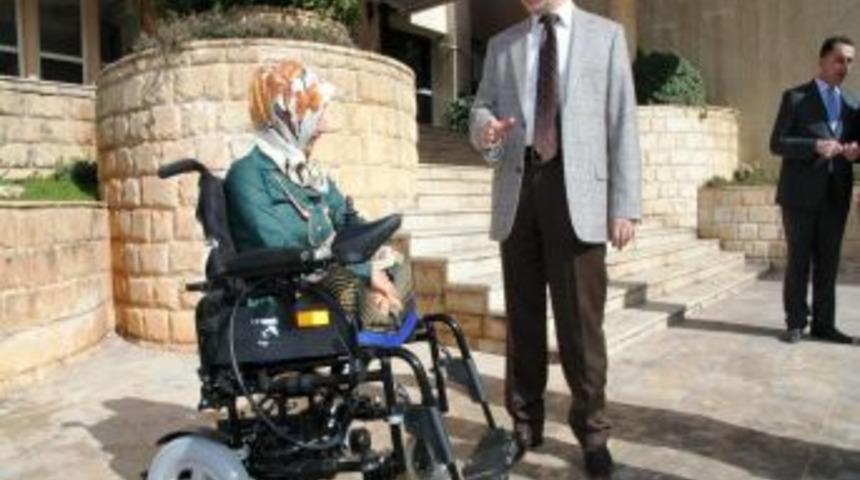 Başbakan'a G&uuml;l Veren Midyatlı Azize'ye Ak&uuml;l&uuml; Araba S&uuml;rprizi