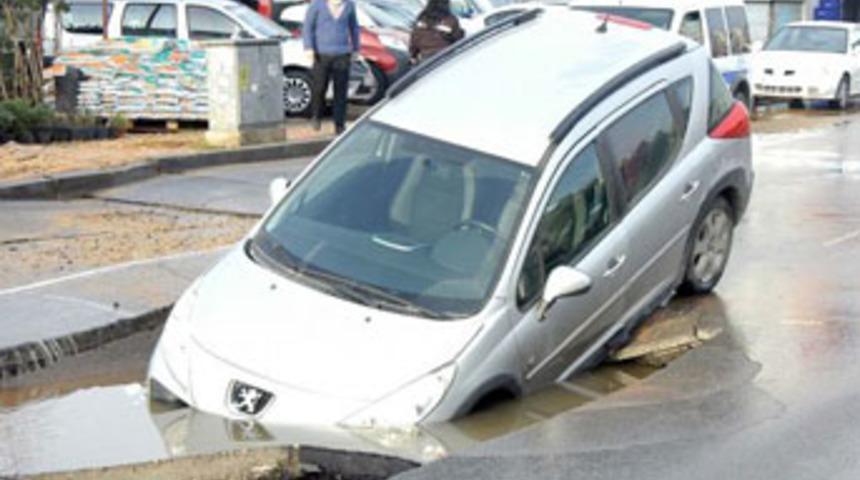 Yol &ccedil;&ouml;kt&uuml;, otomobil i&ccedil;ine d&uuml;şt&uuml;