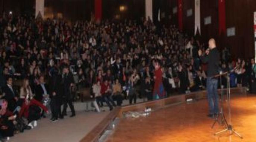 Şair Tazeoğlu: İnsanı D&uuml;zeltmenin Yolu Sanattan Ge&ccedil;er