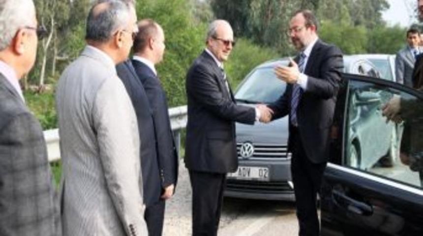 Diyanet İşleri Başkanı G&ouml;rmez, Inşaatı S&uuml;ren M&uuml;ft&uuml;l&uuml;k Binasını Gezdi