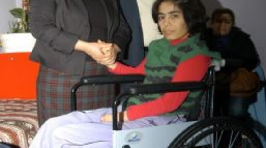 Milletvekili G&uuml;rkan, 3 Engelliye Tekerlekli Sandalye Hediye Etti