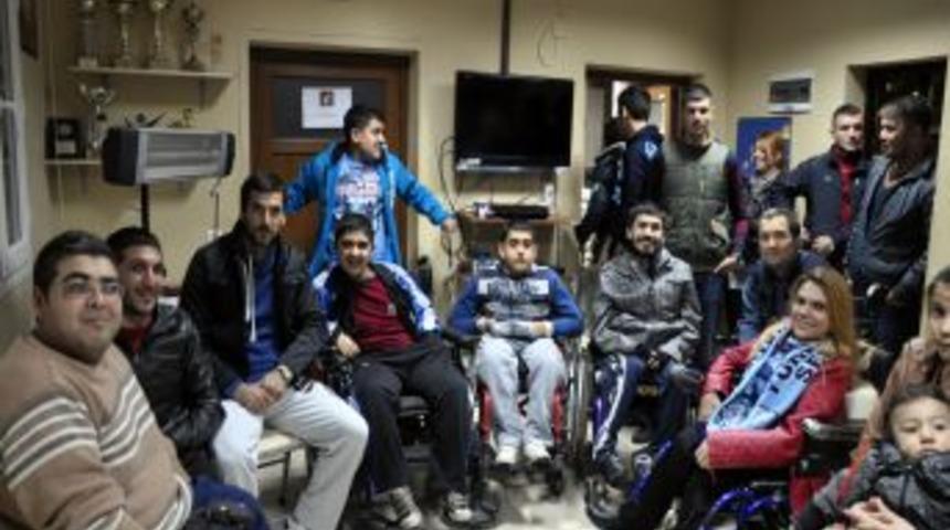 Demirspor Kalecisi Şener'den Engelli Sporculara Moral