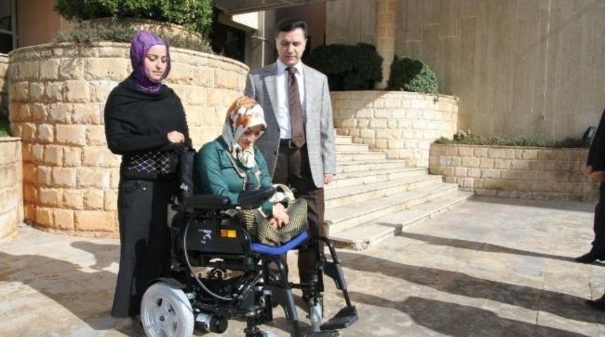 Azize Akan&rsquo;a Ak&uuml;l&uuml; Araba