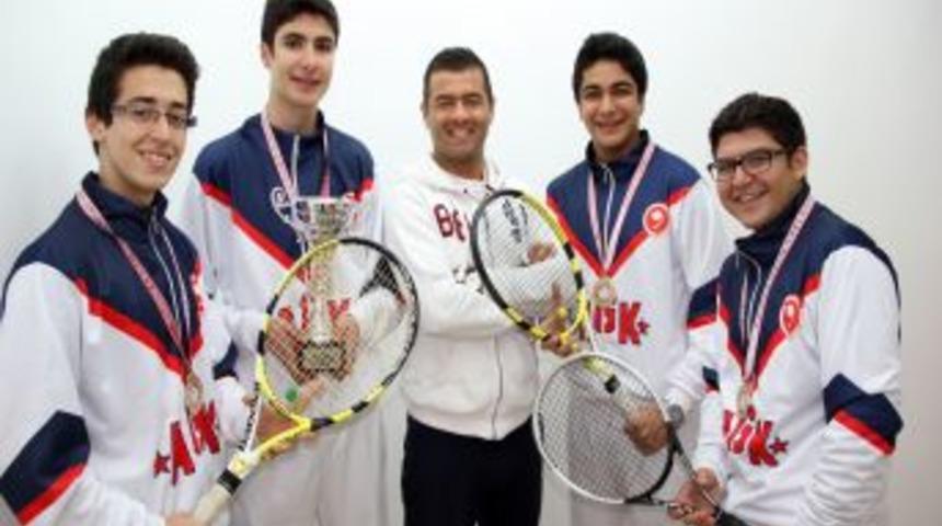 G&uuml;ndoğdu Koleji Tenis Takımı Adana'yı Temsil Ediyor
