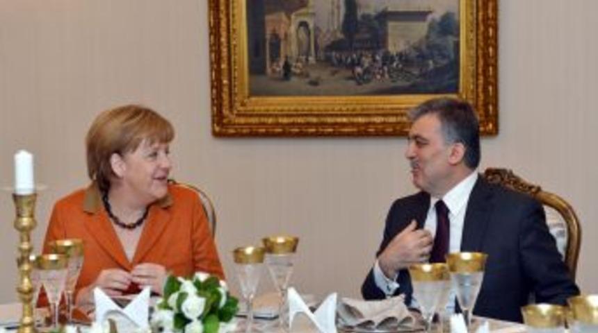 Cumhurbaşkanı G&uuml;l, Merkel&rsquo;i Kabul Etti
