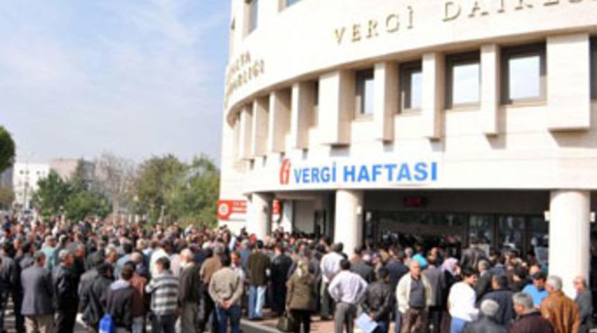 &Ccedil;ift&ccedil;iler vergi dairesini bastı