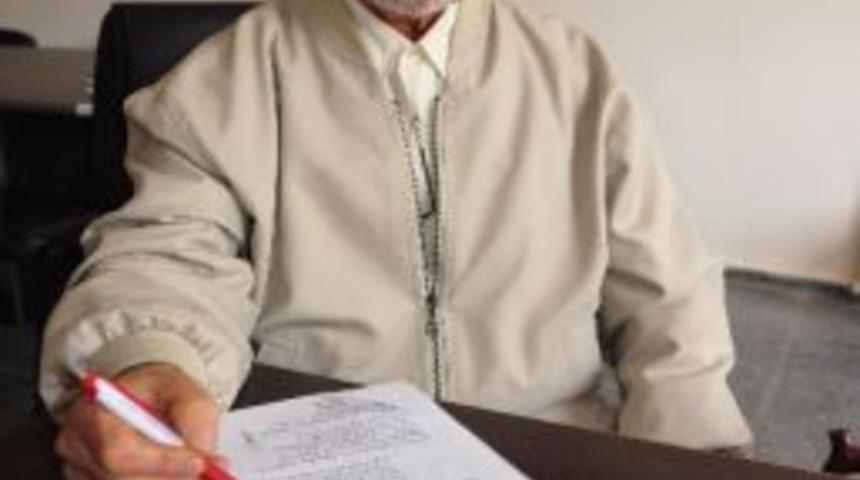 Yaşlı Adam Şiirleriyle Hayata Tutunuyor