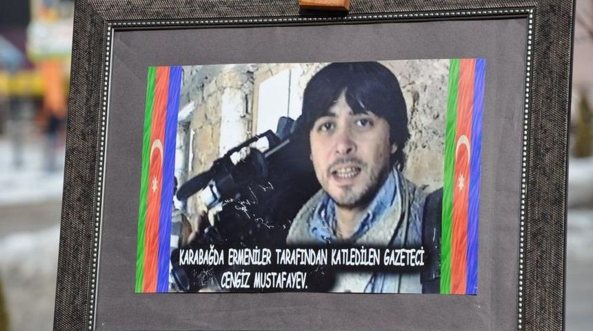 Hocalı Katliamında &Ouml;lenler Fotoğraf Sergisiyle Anılıyor