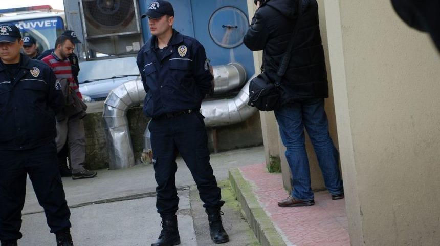 İzinsiz Y&uuml;r&uuml;y&uuml;ş Nedeniyle G&ouml;zaltına Alınan Eylemciler Adliyeye Sevk Edildi