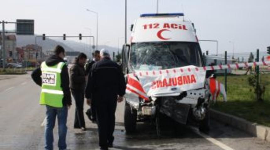 Kırmızı Işıkta Ge&ccedil;en Ambulans, Cenaze Aracına &Ccedil;arptı