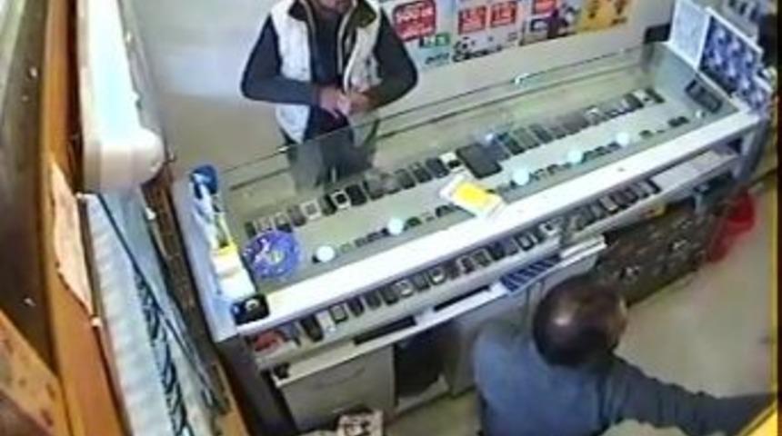 Sadaka Kutusu Hırsızı &Ouml;nce Kameraya, Sonra Polise Yakalandı