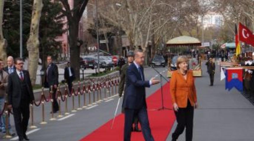Başbakan Erdoğan, Merkel'i Resmi T&ouml;renle Karşıladı