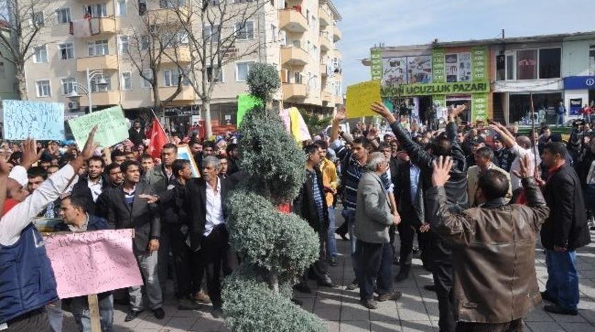 Kentsel D&ouml;n&uuml;ş&uuml;m&uuml; Protesto Eden Romanlar Belediye Binasına Y&uuml;r&uuml;d&uuml;