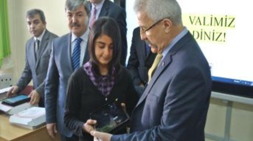 Osmaniye&rsquo;de 360 &Ouml;ğrenci Ve 72 &Ouml;ğretmene Tablet Bilgisayar Dağıtıldı