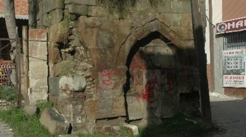 Tarihi &Ccedil;eşmeler Bakımsızlıktan Yok Oluyor