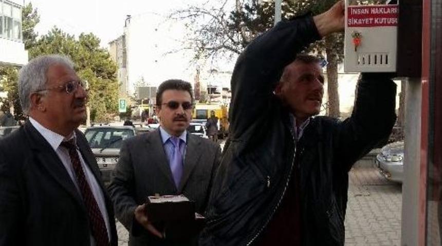 Suşehri&rsquo;ne İnsan Hakları Şikayeti Kutuları Asıldı