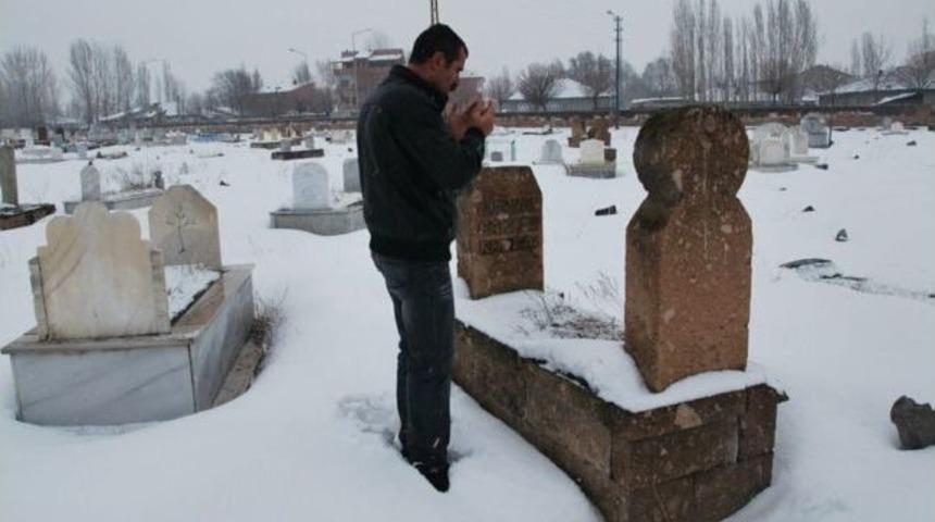 Patnos&rsquo;ta Mezarlar Farklı Y&ouml;ne Bakıyor