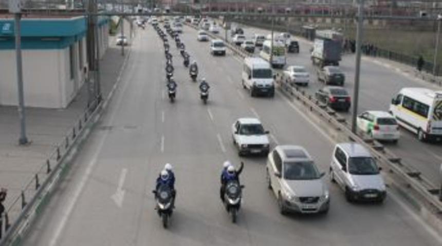 Polis, Huzur I&ccedil;in Kortej D&uuml;zenledi, Şehir Turu Attı