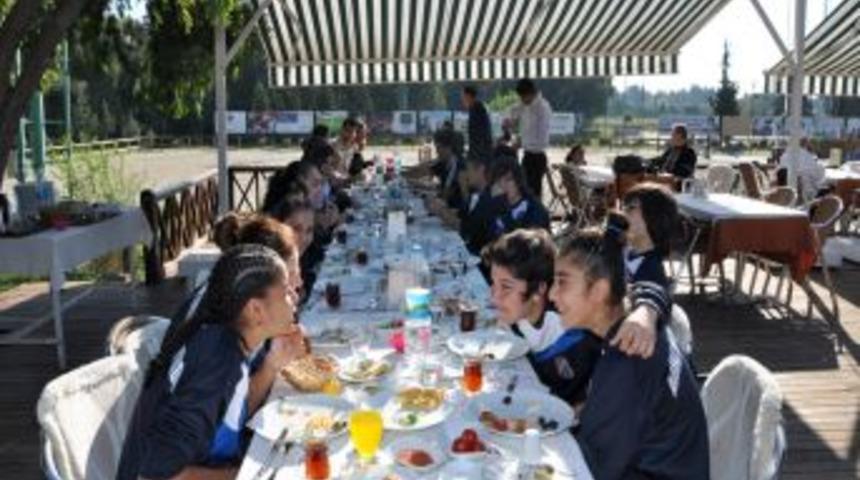 Mahmut &Ccedil;elikcan'dan Bayan Futbolculara Destek