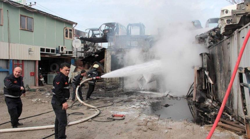 Hurda Deposunda Yangın &Ccedil;ıktı, Bursa Dumana B&uuml;r&uuml;nd&uuml;