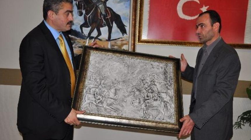 Kerimov Bu Kez Alıcık&rsquo;a &Ccedil;ovgan İsimli Tablo Hediye Etti