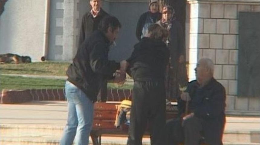 &Ouml;fkeli Koca Eşini Adliye &Ouml;n&uuml;nde Tekme Tokat D&ouml;vd&uuml;