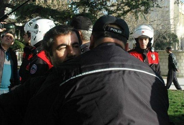 Öfkeli Koca Eşini Adliye Önünde Tekme Tokat Dövdü