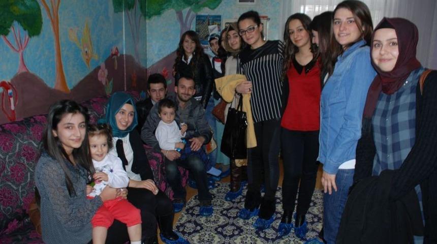 Zirve &Uuml;niversitesi, &Ouml;ğrencileri Kimsesiz &Ccedil;ocukları Giydirdi