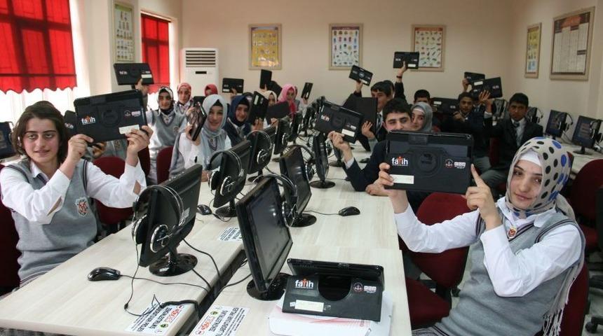 Iğdır'da 575 &Ouml;ğrenci Ve 77 &Ouml;ğretmene 652 Tablet Bilgisayar Dağıtıldı