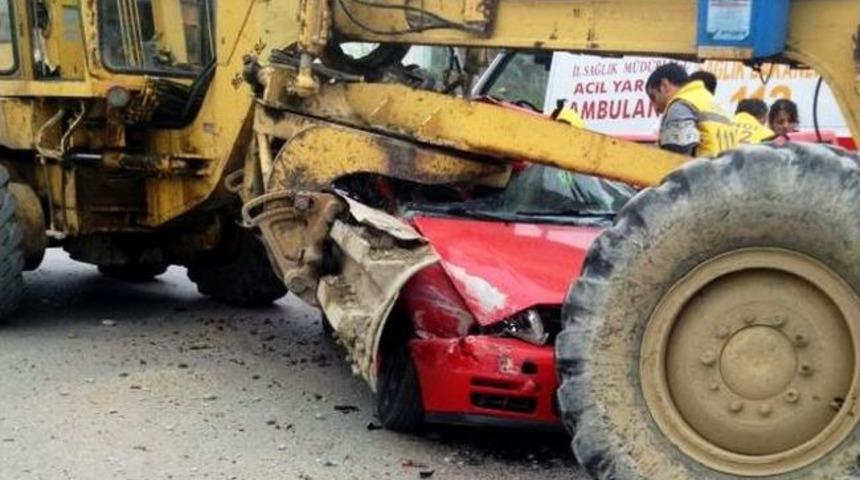 Otomobil Greyderin Altına Girdi: 1 Yaralı