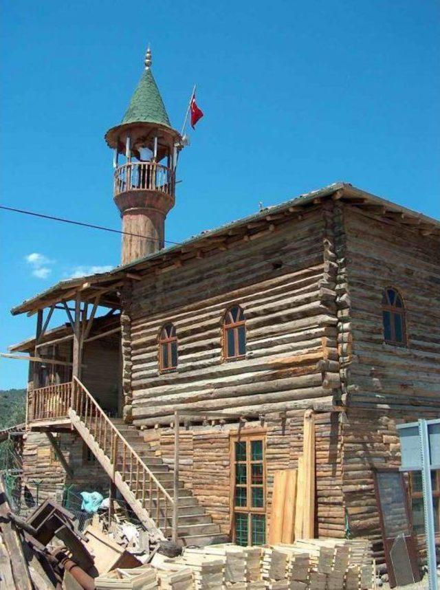 85 Yıllık Ahşap Cami Sökülerek Tekrar İskilip'e Götürülüyor