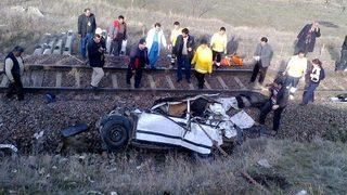 Tren Yoluna Uçan Otomobile Lokomotif Çarptı: 2 Ölü