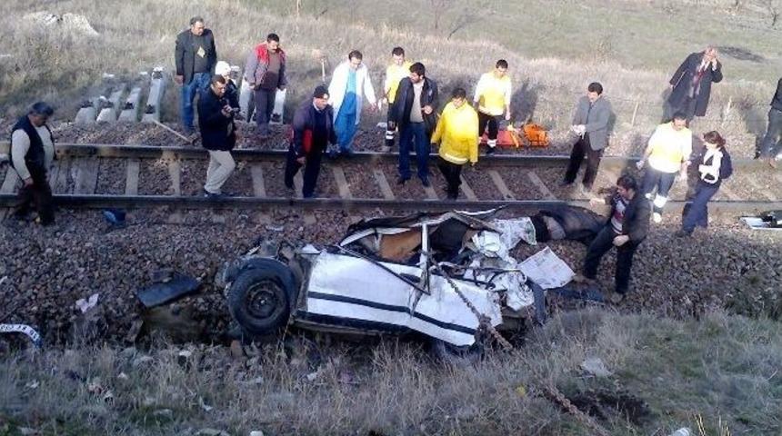 Tren Yoluna Uçan Otomobile Lokomotif Çarptı: 2 Ölü